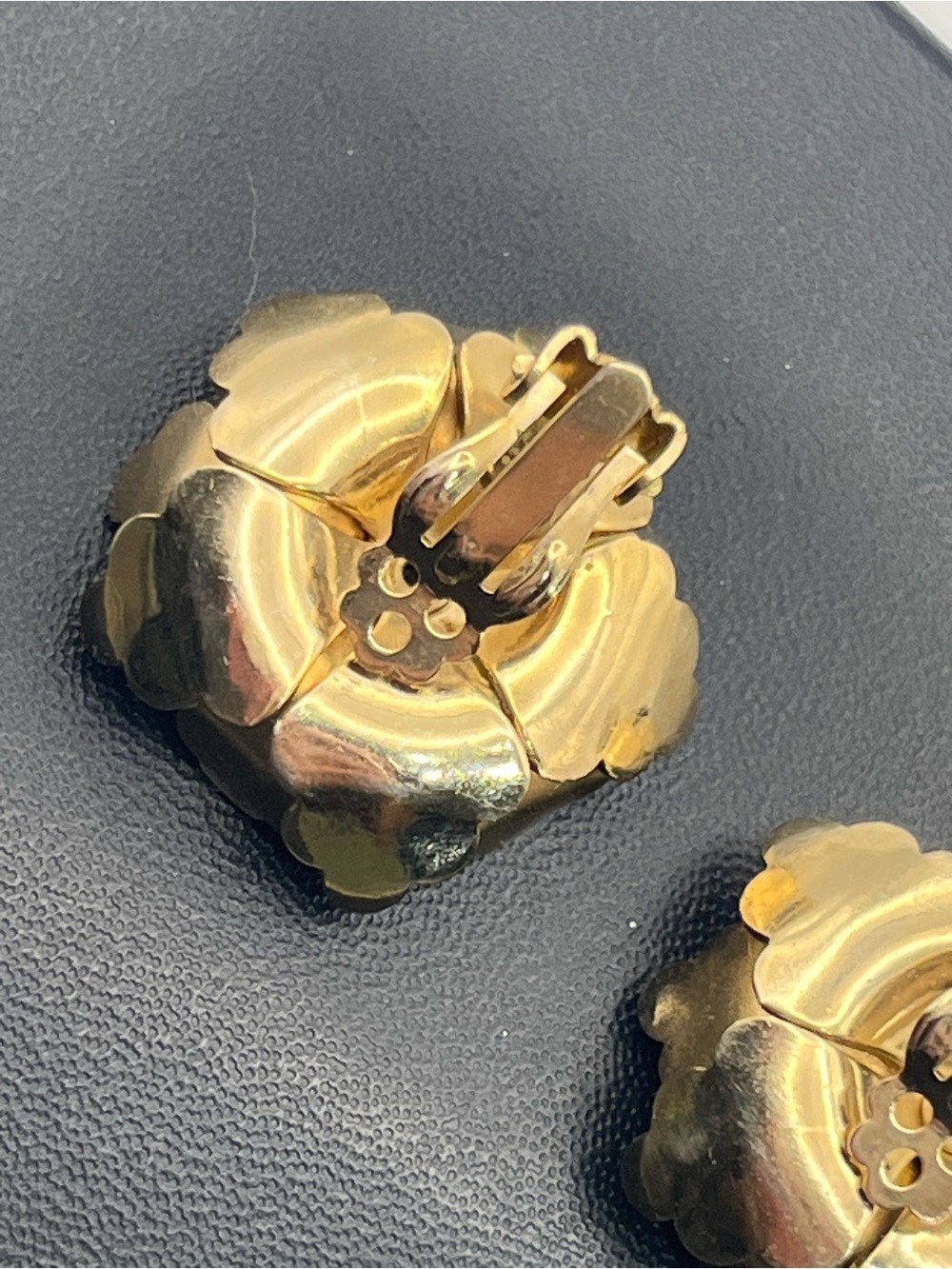 3D gold tone flower clip on earrings vintage - Picture 9 of 16